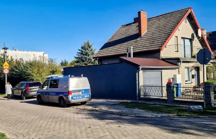 Śmierć dziewczynki pod opieką dziennych opiekunów. Wyznaczono datę sekcji zwłok 9 Miejsce zdarzenia w budynku przy ul. Bajkowej w Kołobrzegu Fot. PAP/Piotr Kowala