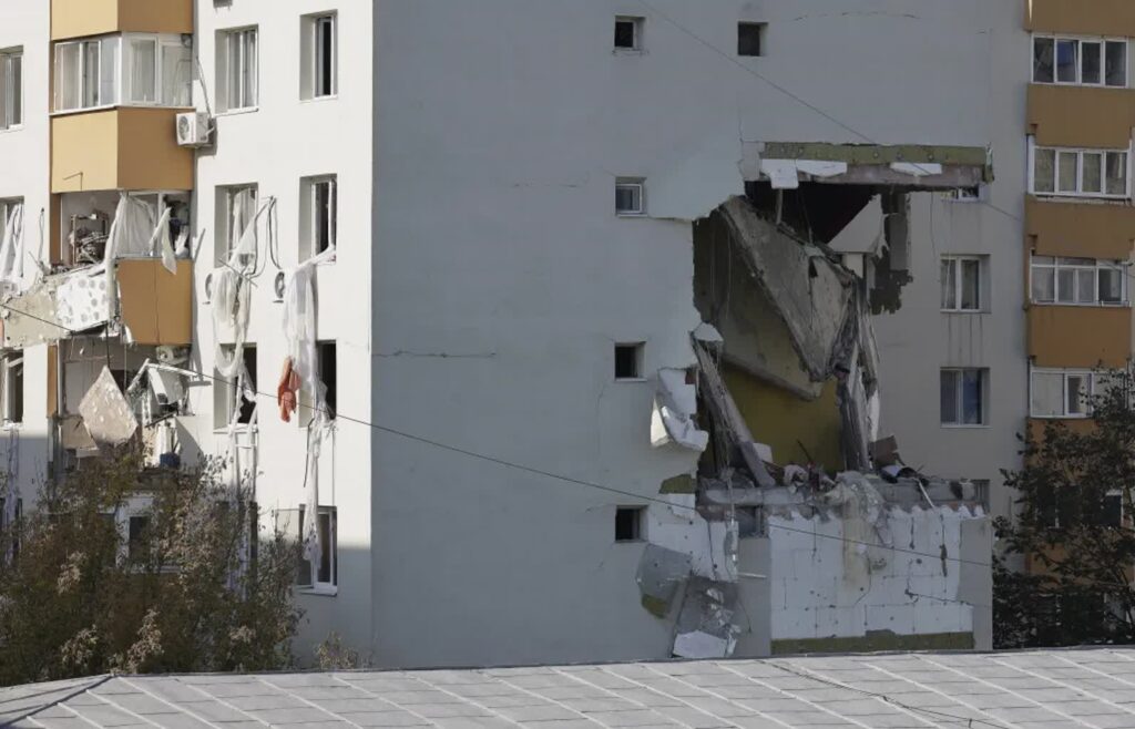 Uszkodzony blok po wybuchu, fot. PAP/EPA/ROBERT GHEMENT