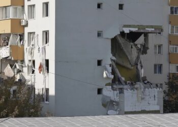 Uszkodzony blok po wybuchu, fot. PAP/EPA/ROBERT GHEMENT