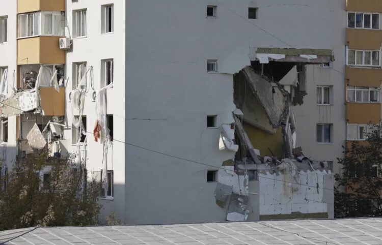 Uszkodzony blok po wybuchu, fot. PAP/EPA/ROBERT GHEMENT