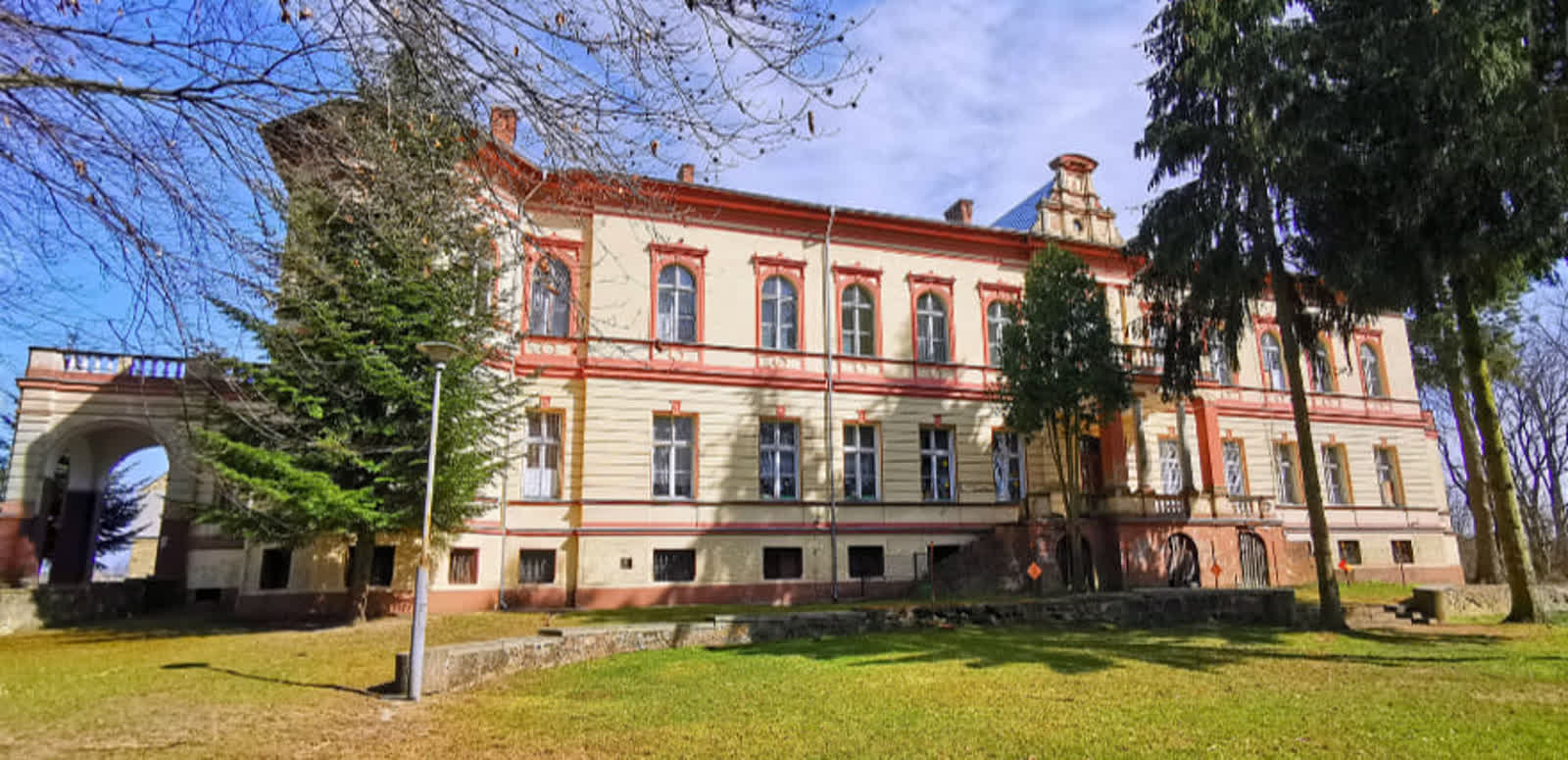 Pałac w Mostkach na sprzedaż