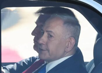 Benjamin Netanjahu w aucie z Donaldem Trumpem Fot. PAP/EPA/ABIR SULTAN