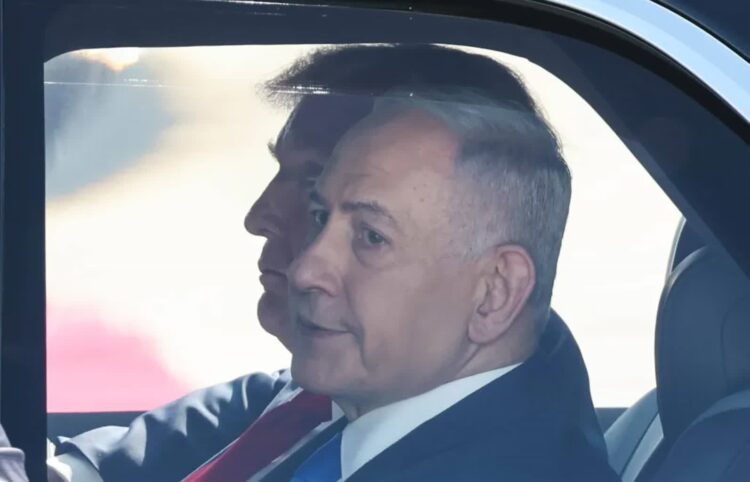 Benjamin Netanjahu w aucie z Donaldem Trumpem Fot. PAP/EPA/ABIR SULTAN