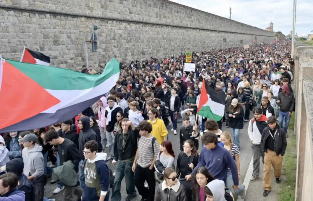 Propalestyński protest w Livorno we Włoszech Fot. PAP/EPA/ALESSIO NOVI