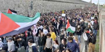 Blokady dróg, opóźnienia na kolei. Włosi strajkują przeciwko zablokowaniu flotylli dla Gazy 11 Propalestyński protest w Livorno we Włoszech Fot. PAP/EPA/ALESSIO NOVI