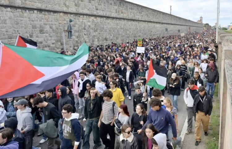 Propalestyński protest w Livorno we Włoszech Fot. PAP/EPA/ALESSIO NOVI
