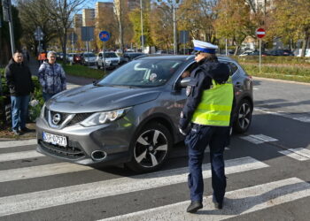 Policja przy cmentarzach, czyli "akcja znicz" 10 PAP/Marcin Bielecki