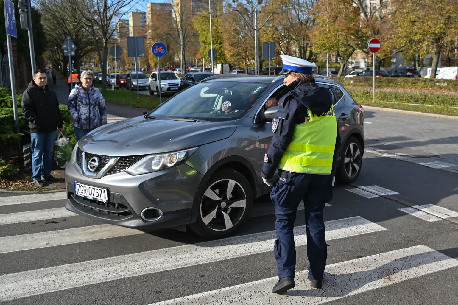 Policja przy cmentarzach, czyli „akcja znicz” Policja przy cmentarzach, czyli „akcja znicz”
