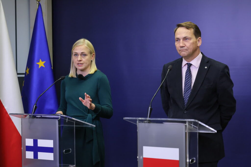 Elina Valtonen i Radosław Sikorski (PAP/Rafał Guz)