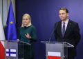 Polska i Finlandia o zwalczaniu floty cieni i sankcjach na Rosję 12 Elina Valtonen i Radosław Sikorski (PAP/Rafał Guz)