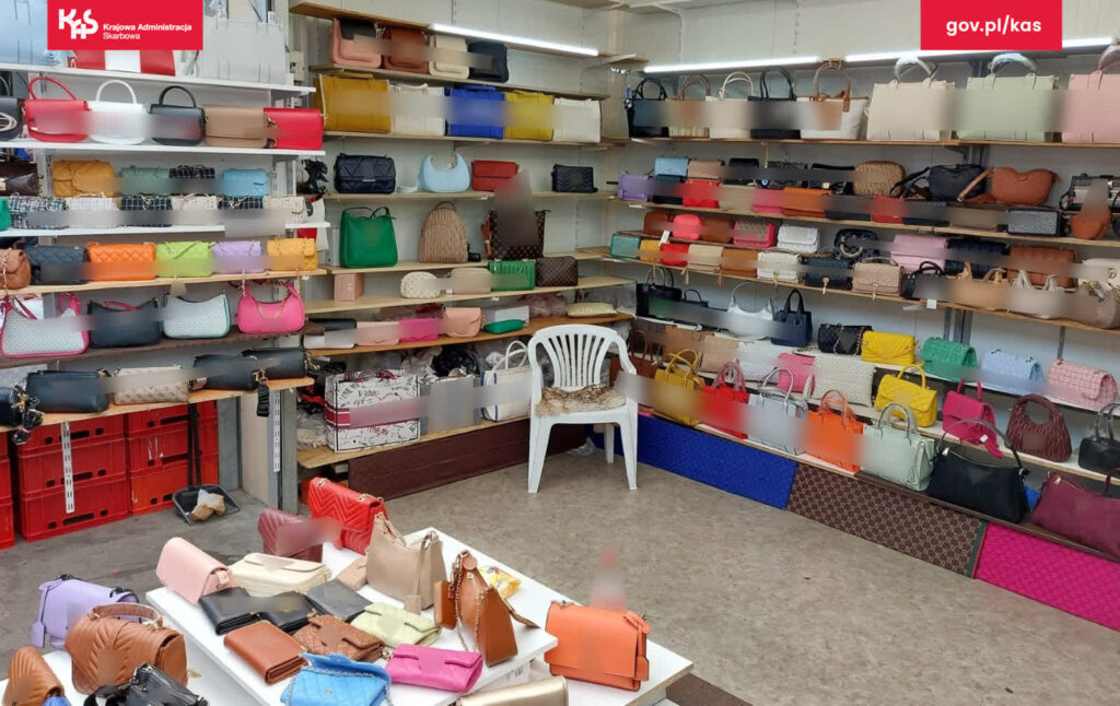 Podróbki za ponad milion złotych na bazarze w Słubicach Podróbki za ponad milion złotych na bazarze w Słubicach Radio Zachód - Lubuskie