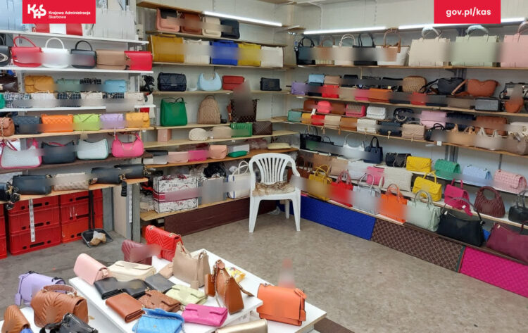 Podróbki za ponad milion złotych na bazarze w Słubicach 9 Podróbki za ponad milion złotych na bazarze w Słubicach Radio Zachód - Lubuskie