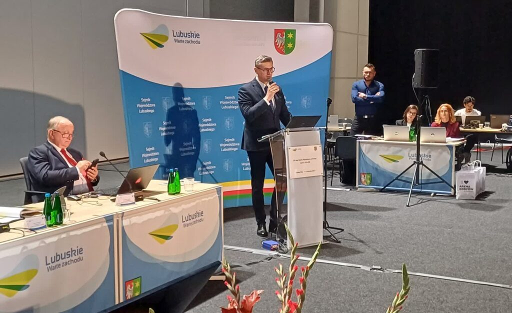 Sesja sejmiku lubuskiego w Arenie Gorzów. Marszałek Sebastian Ciemnoczołowski raportuje o sytuacji na kolei (fot. Piotr Bakselerowicz)