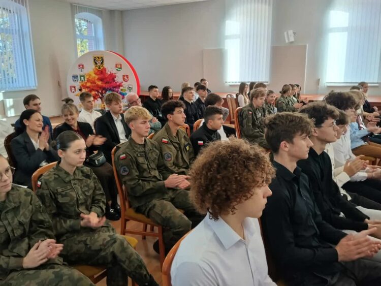 Stypendia dla najlepszych uczniów powiatu żagańskiego 9 fot. K.Gonera