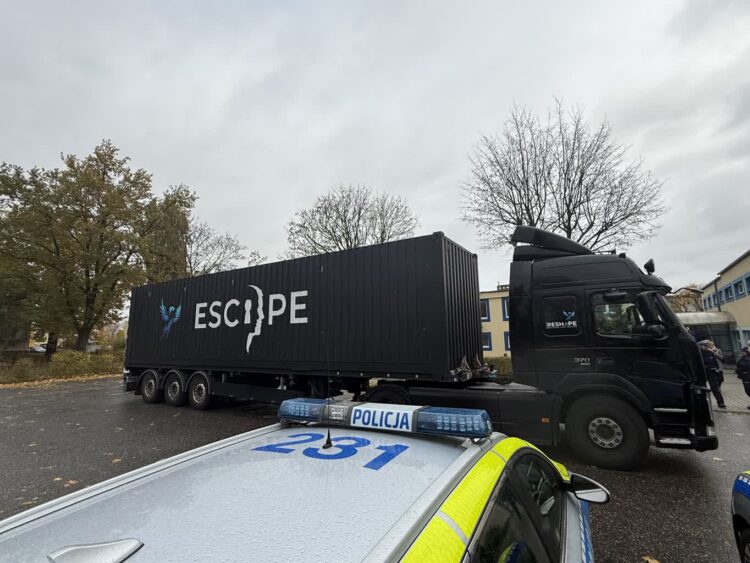Co spotyka ofiary handlu ludźmi? Escape Truck w Zielonej Górze 9 Co spotyka ofiary handlu ludźmi? Escape Truck w Zielonej Górze Radio Zachód - Lubuskie