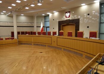 Wielka sala rozpraw, po lewej miejsca zajmowane przez wnioskodawców oraz przedstawiciela Prokuratora Generalnego. Fot. Wikipedia