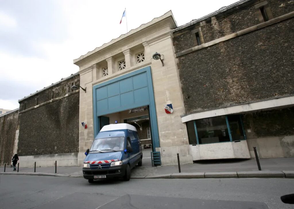 Wjazd do więzienia La Sante. Fot. EPA/LUCAS DOLEGA