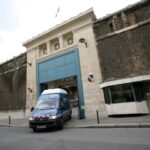 Wjazd do więzienia La Sante. Fot. EPA/LUCAS DOLEGA