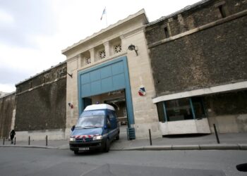 Wjazd do więzienia La Sante. Fot. EPA/LUCAS DOLEGA