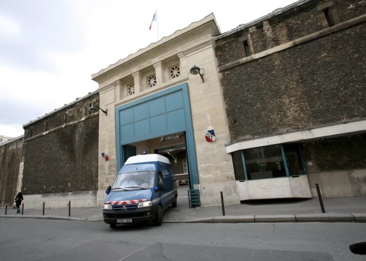 Wjazd do więzienia La Sante. Fot. EPA/LUCAS DOLEGA