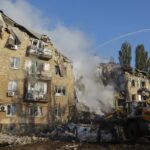 Zniszczenia po ataku rakietowym na Ukrainie. Zdj. ilustracyjne. Fot. PAP/EPA/SERGEY DOLZHENKO