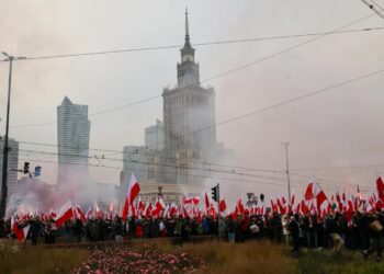 Marsz Niepodległości. Szef MSWiA wydał polecenia, jest mowa o „dodatkowych środkach prewencyjnych” 12 Uczestnicy Marszu Niepodległości w 2024 r. Fot. PAP/Albert Zawada