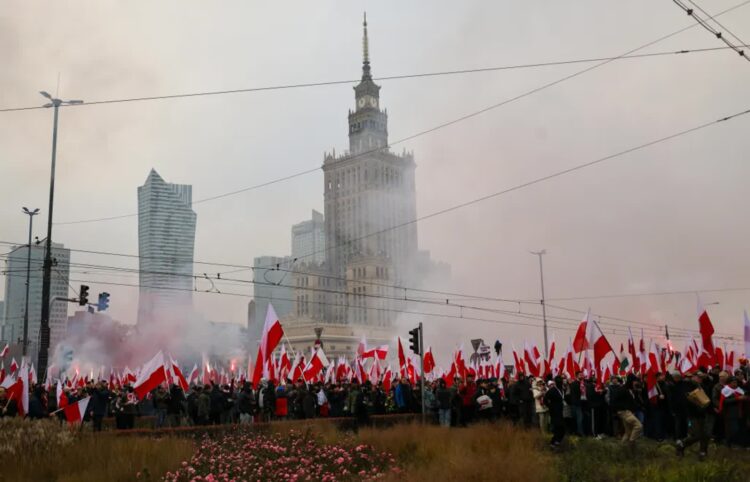 Marsz Niepodległości. Szef MSWiA wydał polecenia, jest mowa o „dodatkowych środkach prewencyjnych” 9 Uczestnicy Marszu Niepodległości w 2024 r. Fot. PAP/Albert Zawada