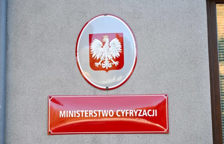 Resort cyfryzacji ostrzega gminy przed fałszywymi mailami podszywającymi się pod ministerstwo 9 Ministerstwo Cyfryzacji ostrzega przed próbami oszustw wobec polskich gmin. Fot. PAP/ Radek Pietruszka