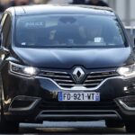 Nicolas Sarkozy w drodze do więzienia Fot. PAP/EPA/YOAN VALAT