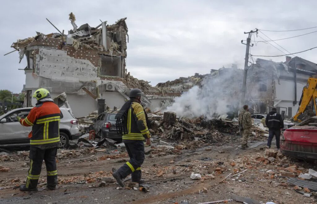 Nocny atak rosyjskich dronów na Kijów. Są zabici i ranni 3 Zniszczenia po jednym z rosyjskich ataków na Kijów, fot. PAP/EPA/STRINGER