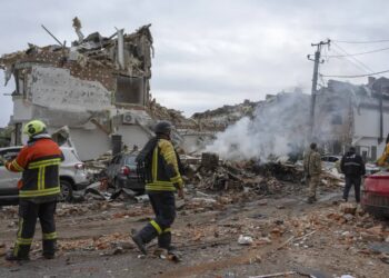 Zniszczenia po jednym z rosyjskich ataków na Kijów, fot. PAP/EPA/STRINGER