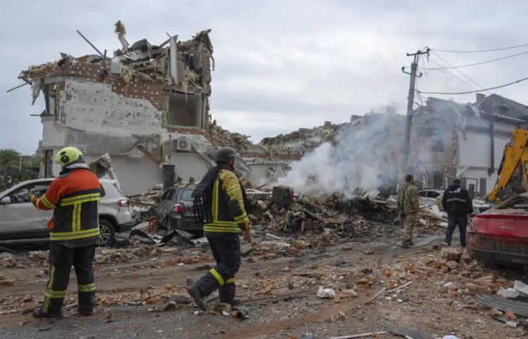 Nocny atak rosyjskich dronów na Kijów. Są zabici i ranni 9 Zniszczenia po jednym z rosyjskich ataków na Kijów, fot. PAP/EPA/STRINGER