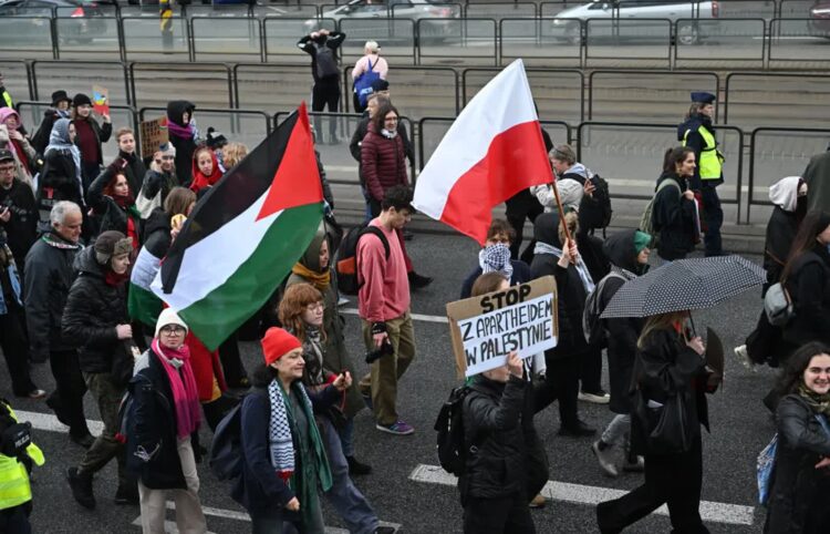 Protest pod hasłem „Bunt dla Palestyny. Czerwona linia przekroczona” na ulicach Warszawy Fot. PAP/Radek Pietruszka