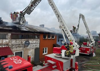 19 ewakuowanych po pożarze budynku, dwie osoby w szpitalu 15 Pożar poddasza oraz dachu w budynku wielorodzinnym w miejscowości Kunowo. Fot. Komenda Wojewódzka Państwowej Straży Pożarnej w Szczecinie/FB