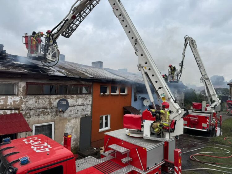 Pożar poddasza oraz dachu w budynku wielorodzinnym w miejscowości Kunowo. Fot. Komenda Wojewódzka Państwowej Straży Pożarnej w Szczecinie/FB