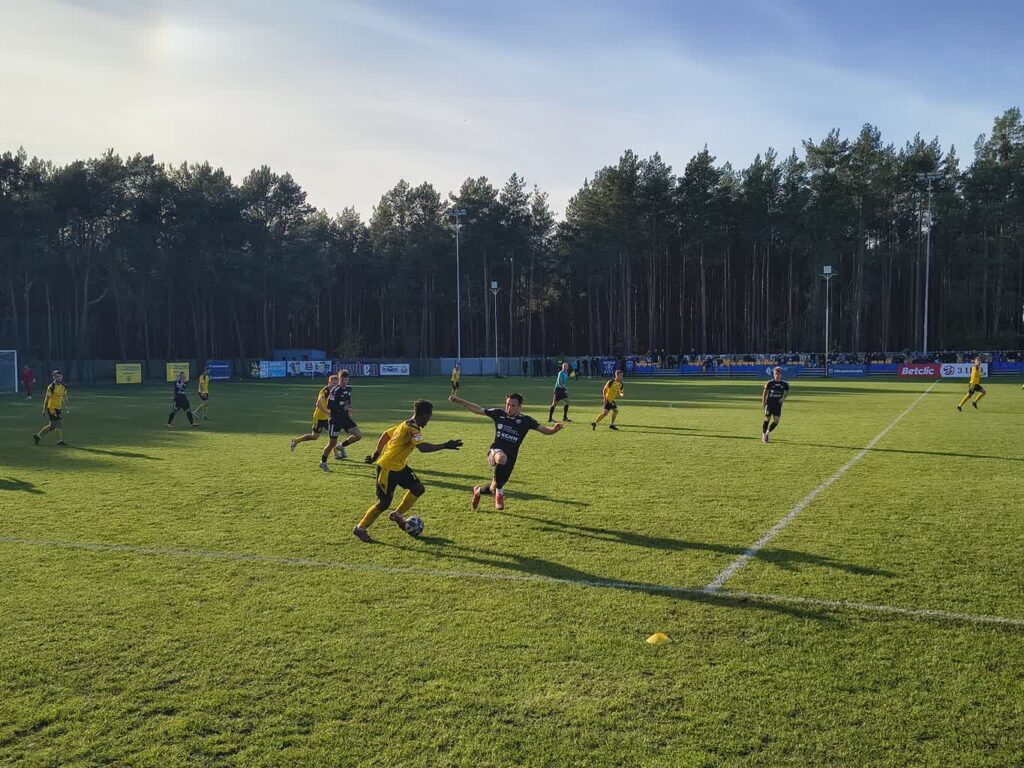 Stal bez punktów w starciu z liderem fot. Jakub Lesiński