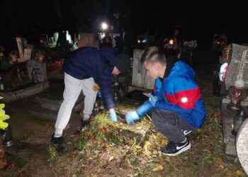 Uczniowie SP14 posprzątali zielonogórski cmentarz [ZDJĘCIA] Radio Zachód - Lubuskie