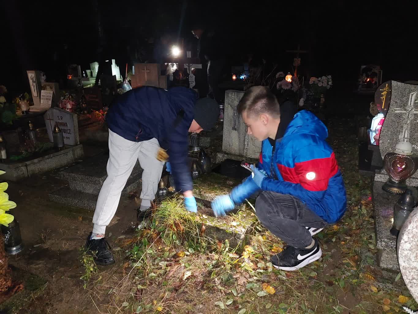 Uczniowie SP14 posprzątali zielonogórski cmentarz [ZDJĘCIA]