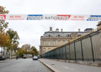 Policja na miejscu zdarzenia po kradzieży, fot. PAP/EPA/Mohammed Badra