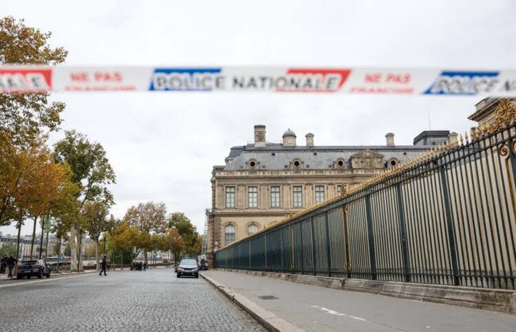 Policja na miejscu zdarzenia po kradzieży, fot. PAP/EPA/Mohammed Badra