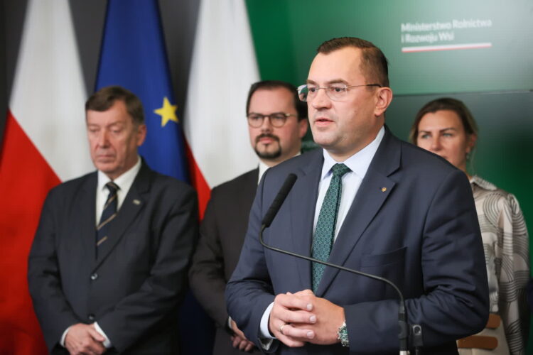 Na pierwszym planie Stefan Krajewski, minister rolnictwa (PAP/Leszek Szymański)