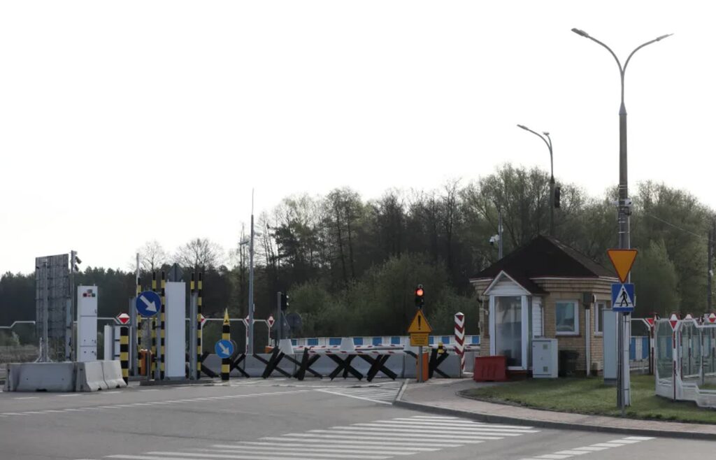 Zamknięte przejście graniczne w Bobrownikach. Fot. PAP/Artur Reszko