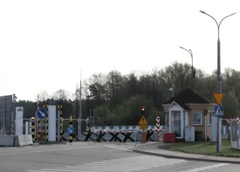 Zamknięte przejście graniczne w Bobrownikach. Fot. PAP/Artur Reszko