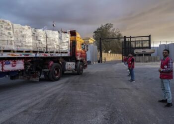 Rozejm w Strefie Gazy. Izrael czeka na zakładników, szczyt pokojowy w poniedziałek 13 Pomoc humanitarna w drodze do Strefy Gazy Fot. PAP/EPA/STRINGER