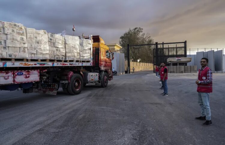 Pomoc humanitarna w drodze do Strefy Gazy Fot. PAP/EPA/STRINGER