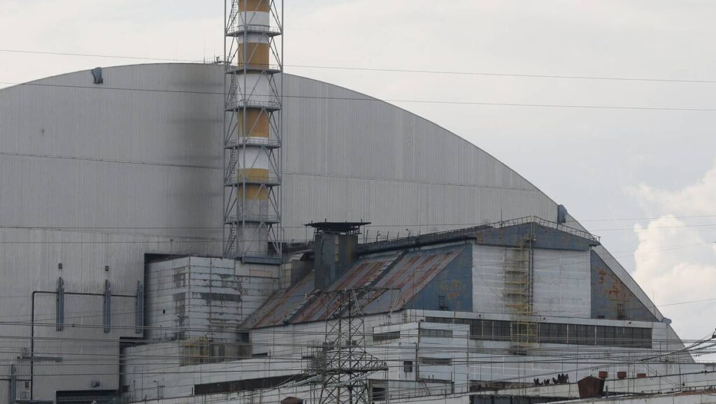 Sarkofag nad reaktorem elektrowni jądrowej w Czarnobylu, fot. PAP/EPA/SERGEY DOLZHENKO