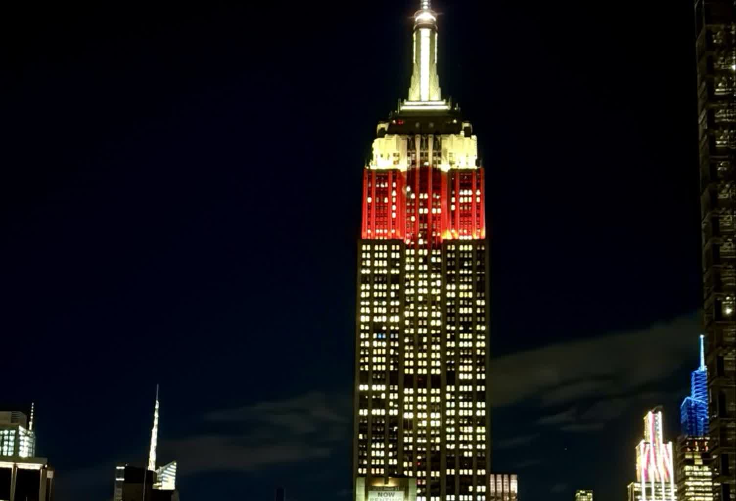 Empire State Building na biało-czerwono