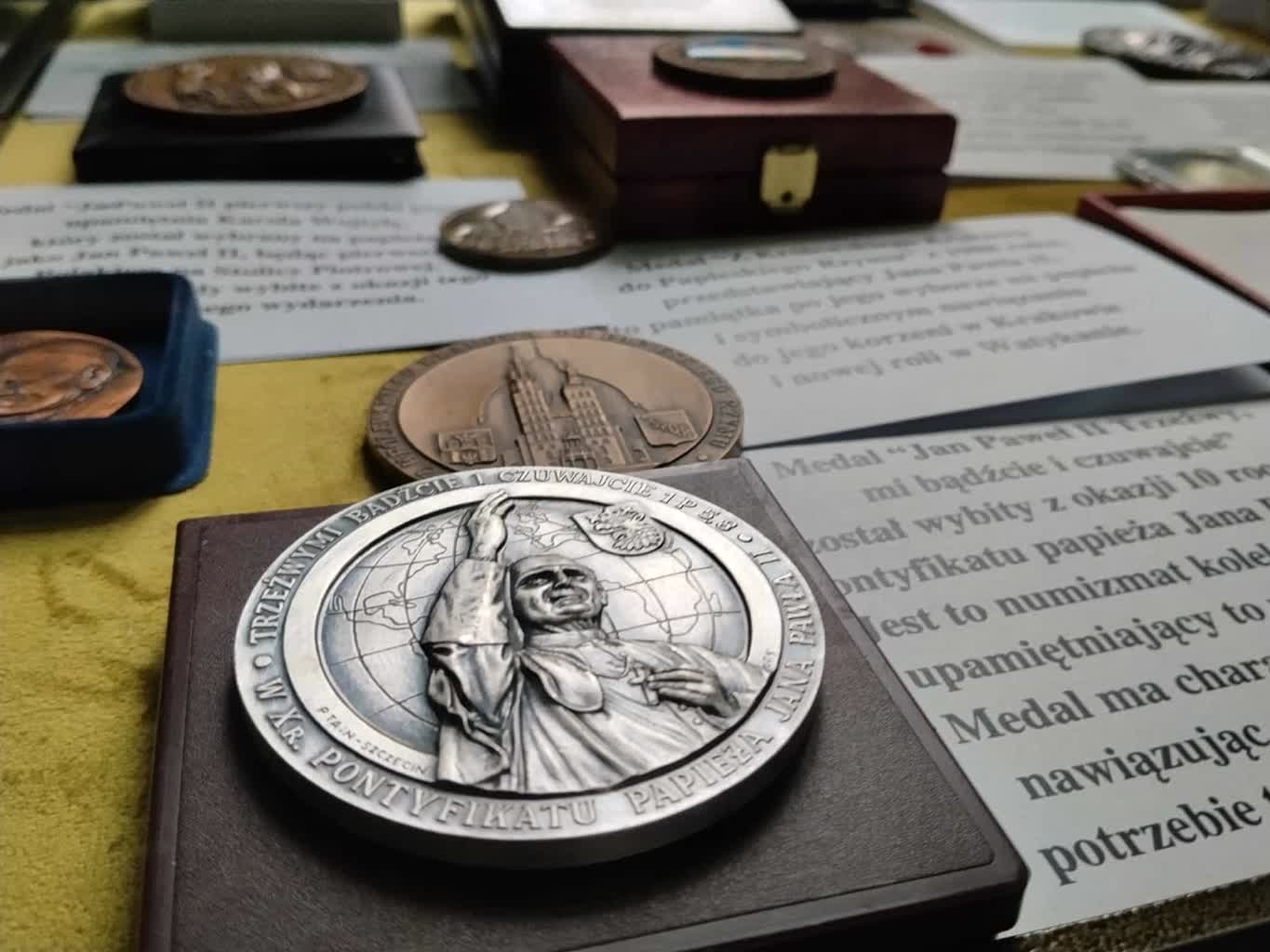 K.Gonera, Żagań zaprasza na wernisaż wystawy poświęconej papieżowi