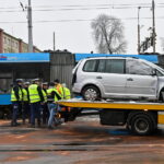 Miejsce kolizji samochodu osobowego i tramwaju we Wrocławiu. Fot. PAP/Maciej Kulczyński