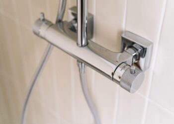 Bateria prysznicowa z termostatem – czy warto w nią zainwestować? Bezpieczeństwo i oszczędność w jednym Radio Zachód - Lubuskie